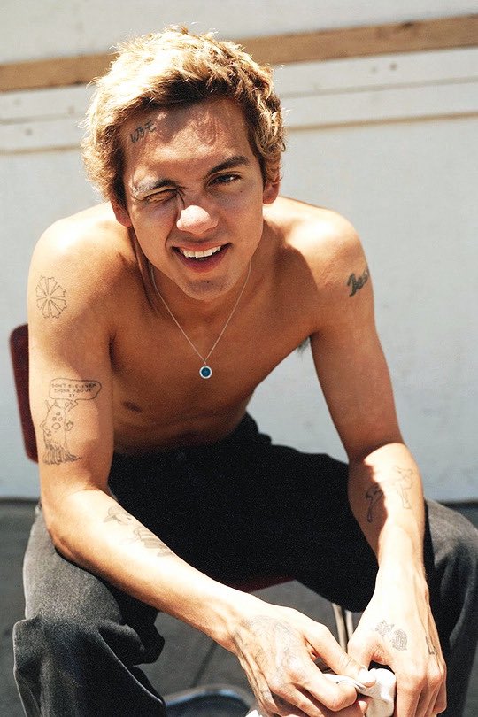 ChillMediator's tweet image. Your camera roll if Elliot was your boyfriend .  📸