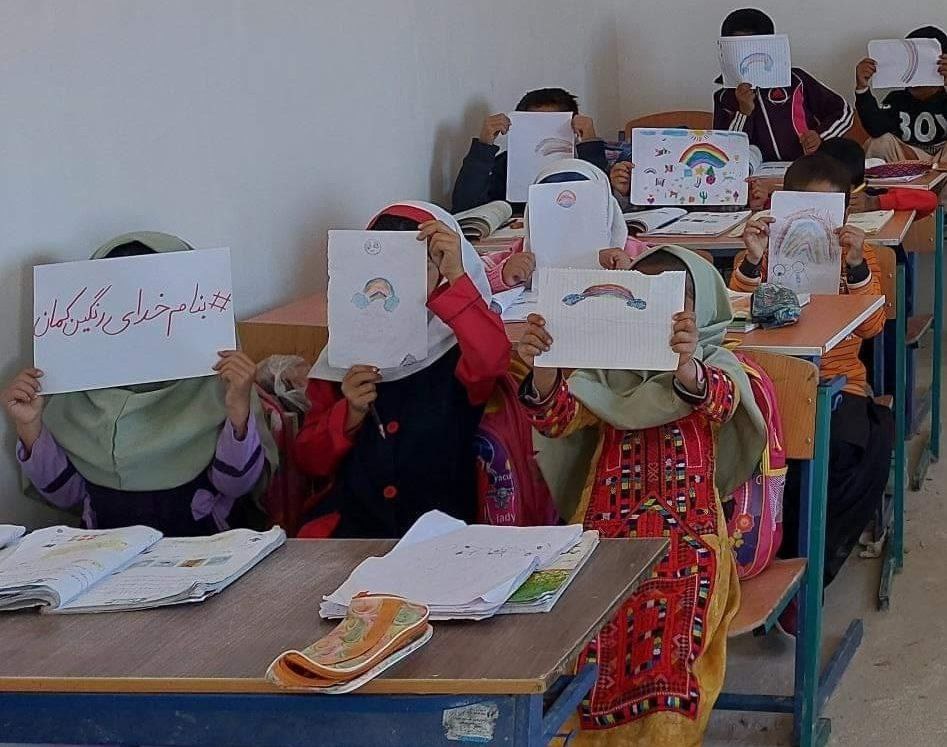 rasanknews's tweet photo. اعلام حمایت دانش آموزان بلوچ از اعتراضات این دانش آموزان با کشیدن رنگی https://t.co/q65XJDfZ3k https://t.co/uHnzaPiBAW