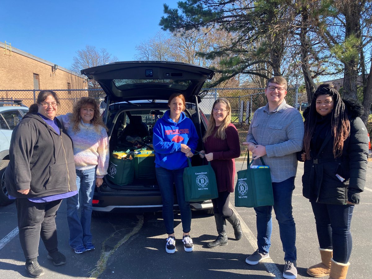 OPTIONS4CL's tweet photo. Thank you to Krystyna Napolitano and the Town of Brookhaven for donating turkeys, thanksgiving baskets, and gift cards for 39 Options families! #TeamOptions #grateful #giveback #nonprofit https://t.co/texJXu7fXo