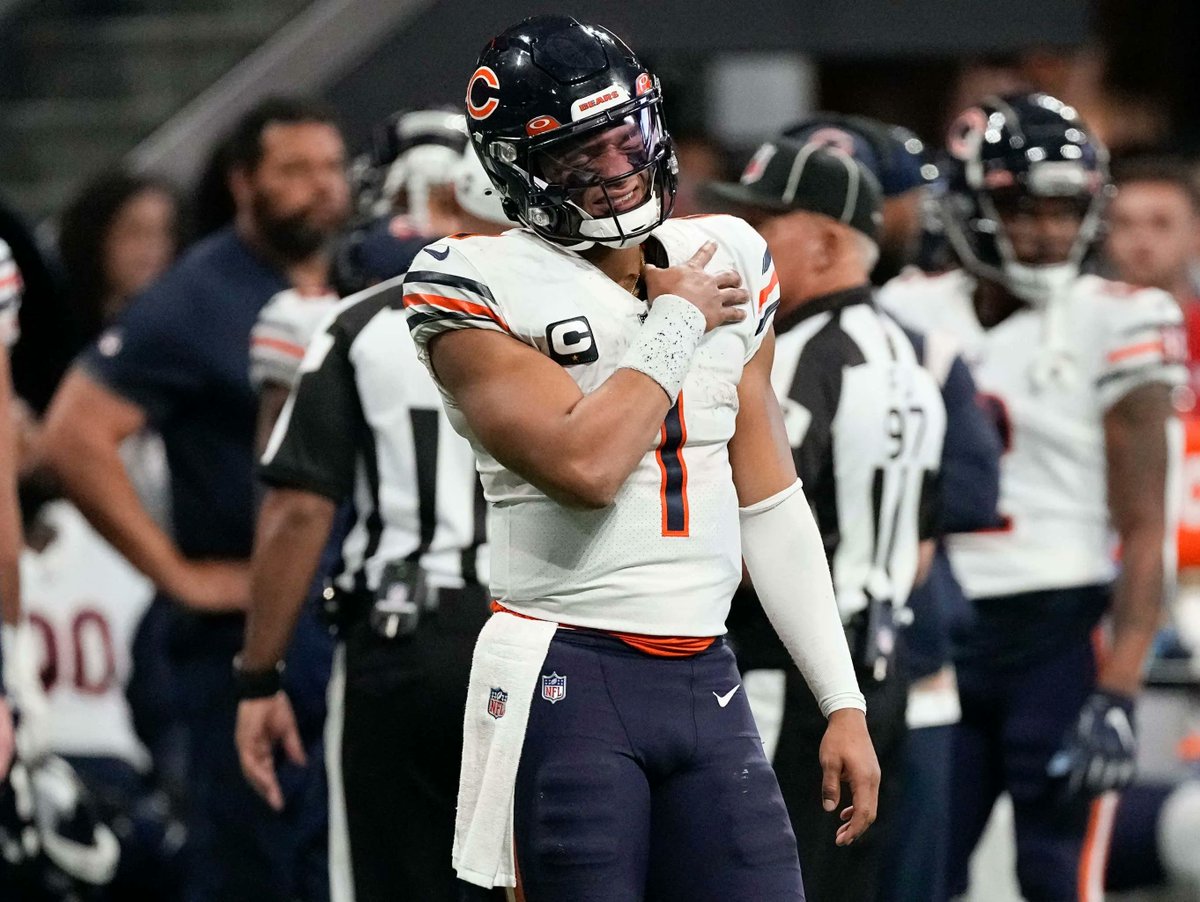 barstoolsports's tweet photo. Justin Fields Reportedly Apologized To The Defense After The Falcons Game Where He Played With A Dislocated Shoulder https://t.co/xa3KzoUbYm https://t.co/36XMEROvF8