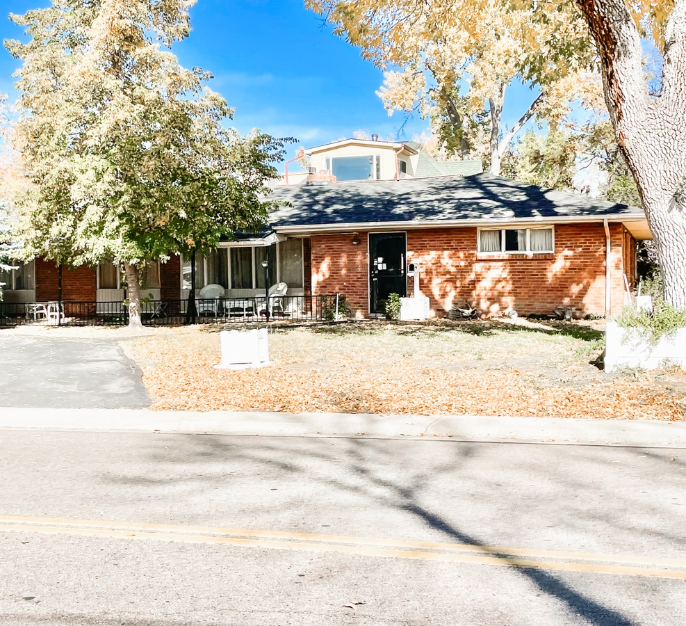 BeneathMaple's tweet photo. We bought a new home and look forward to renovating it and sharing the progress with you! Follow us on the blog for updates as we transform this into our home and eventual AirBnB: https://t.co/eJjRGP1DvL #homeremodelideas #homereno #homeblog #bradburnhouse #airbnbtransformation https://t.co/jXwTfDb7MT