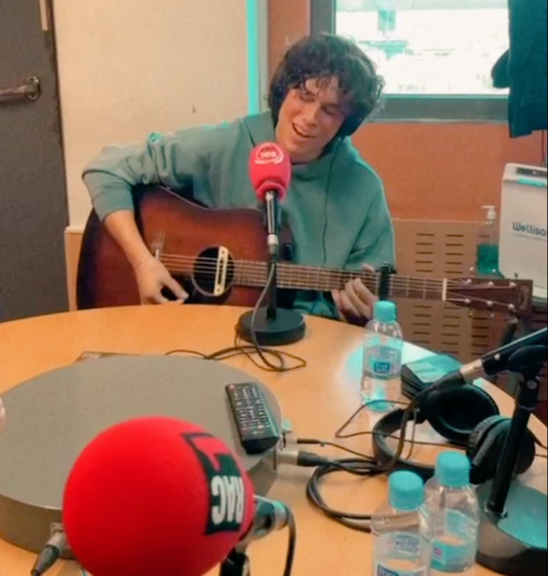 xavicanet's tweet photo. Dia 326 - Us he dit que avui he estat amb el @RogerPadrosMsic al @matinacodina de RAC105 ?
El dijous showcase #Start105 a l'Antiga Fàbrica Damm
Gràcies @ernestcodina i tot l'equip del programa ! https://t.co/Os3f60lD7q