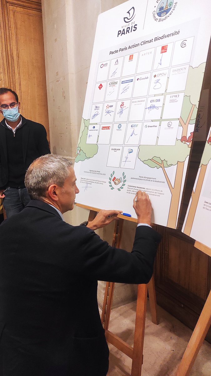 Ce soir 52 entreprises et institutions parisiennes ont signé à l'<a href="/AcademieClimat/">Académie du Climat</a> le Pacte #ParisActionClimatBiodiversité 
Collectivement, luttons contre #dérèglementclimatique et l'effondrement de la #biodiversité à travers la mise en place d'actions locales concrètes ✊
