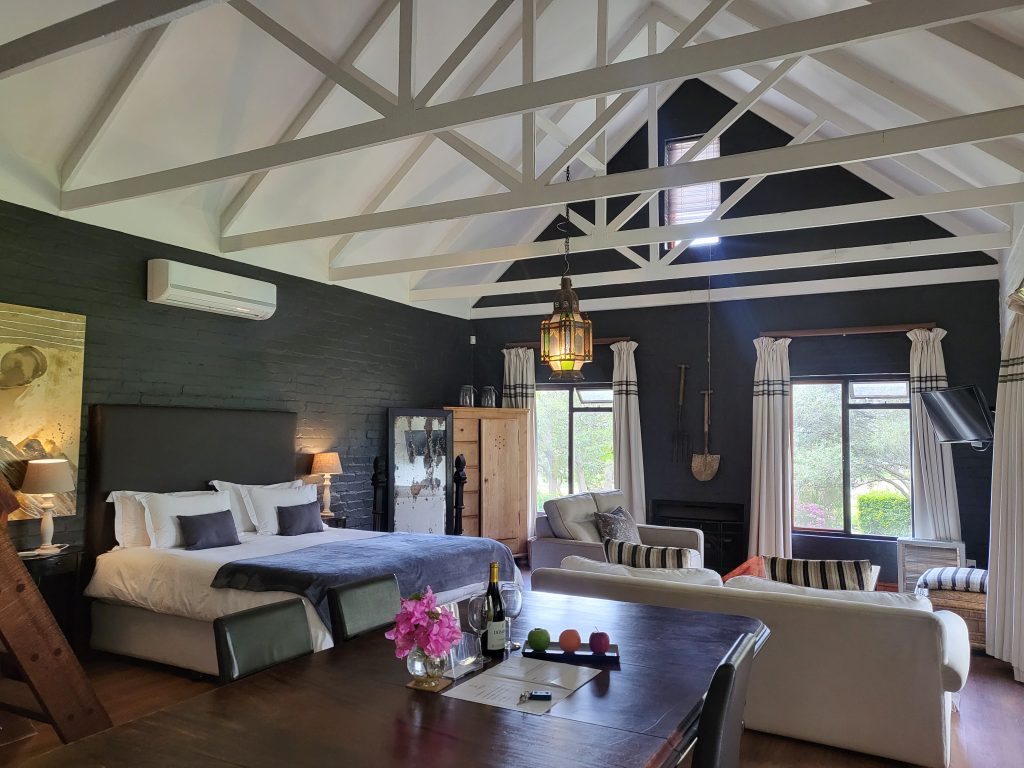 How to Have a Slow Weekend at Heavenly Haskell Vineyards – LivingingItUpCT livingitupct.com/2022/11/22/how…