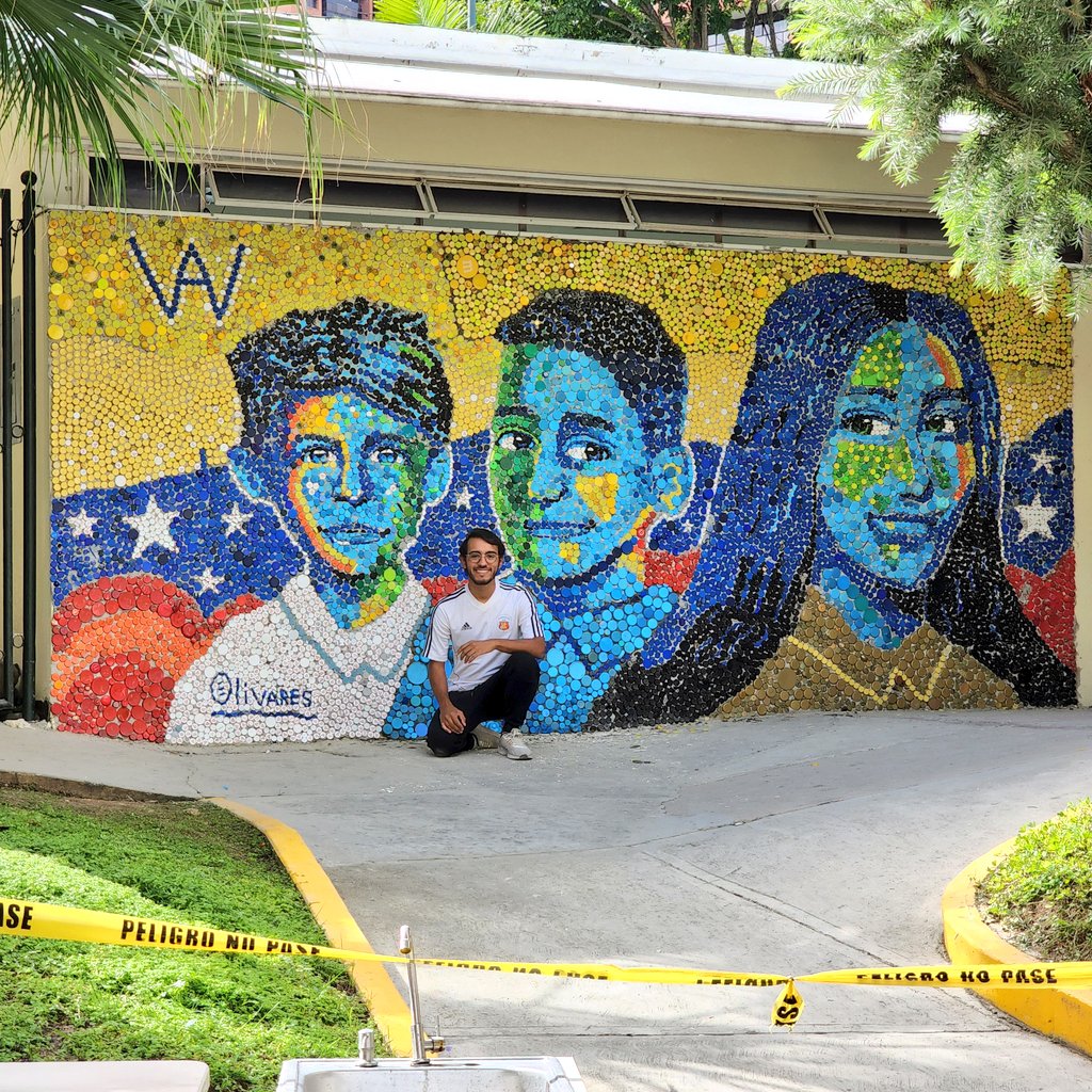 Olivarescfc's tweet photo. Es un gran honor presentarles terminado el mural de la Academia Washington en Caracas, hecho con 20.000 tapas y la participación de todos los estudiantes, profesores y equipo del colegio.

¡Con este mural llegamos a 800.000 tapas reutilizadas en murales! 2 toneladas de plástico. https://t.co/rTVwkydPdL