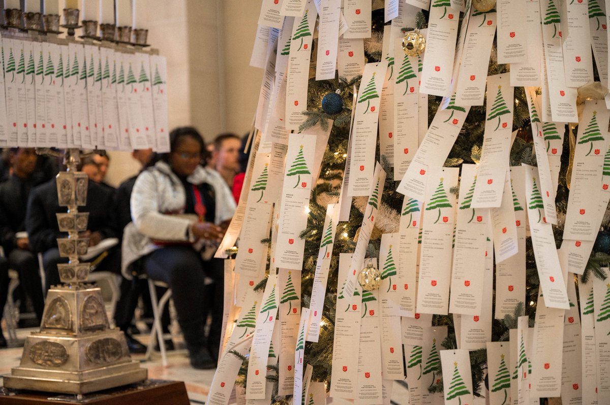 NavalAcademy's tweet image. Today, 6th Company kicked off the annual Giving Tree campaign!

Over the next two weeks, the Brigade will provide gifts for over 500 children from our local #Annapolis community.