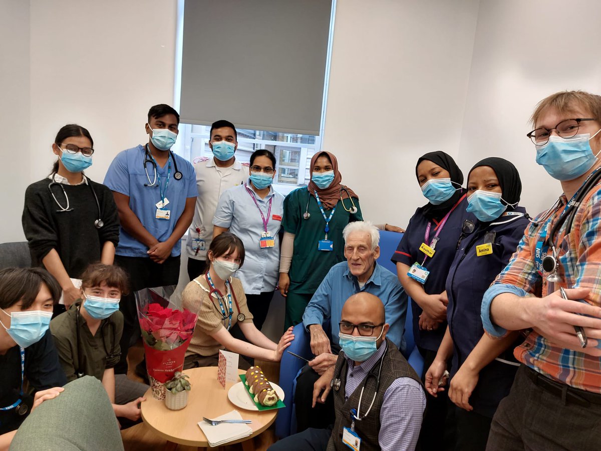 Elizabeth_WXH's tweet photo. @Elizabeth_WXH team decided to surprise their patient with a cake today as he turns 90 years old! 🎉🎂🥳 
Photo taken and posted with consent. @mohamed_kauthar @YousuffShafy @mcspud_pitt @ElliottsThe https://t.co/zBuOWfhh2K