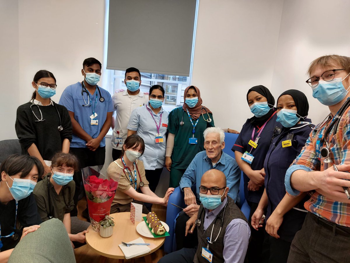 Elizabeth_WXH's tweet photo. @Elizabeth_WXH team decided to surprise their patient with a cake today as he turns 90 years old! 🎉🎂🥳 
Photo taken and posted with consent. @mohamed_kauthar @YousuffShafy @mcspud_pitt @ElliottsThe https://t.co/zBuOWfhh2K