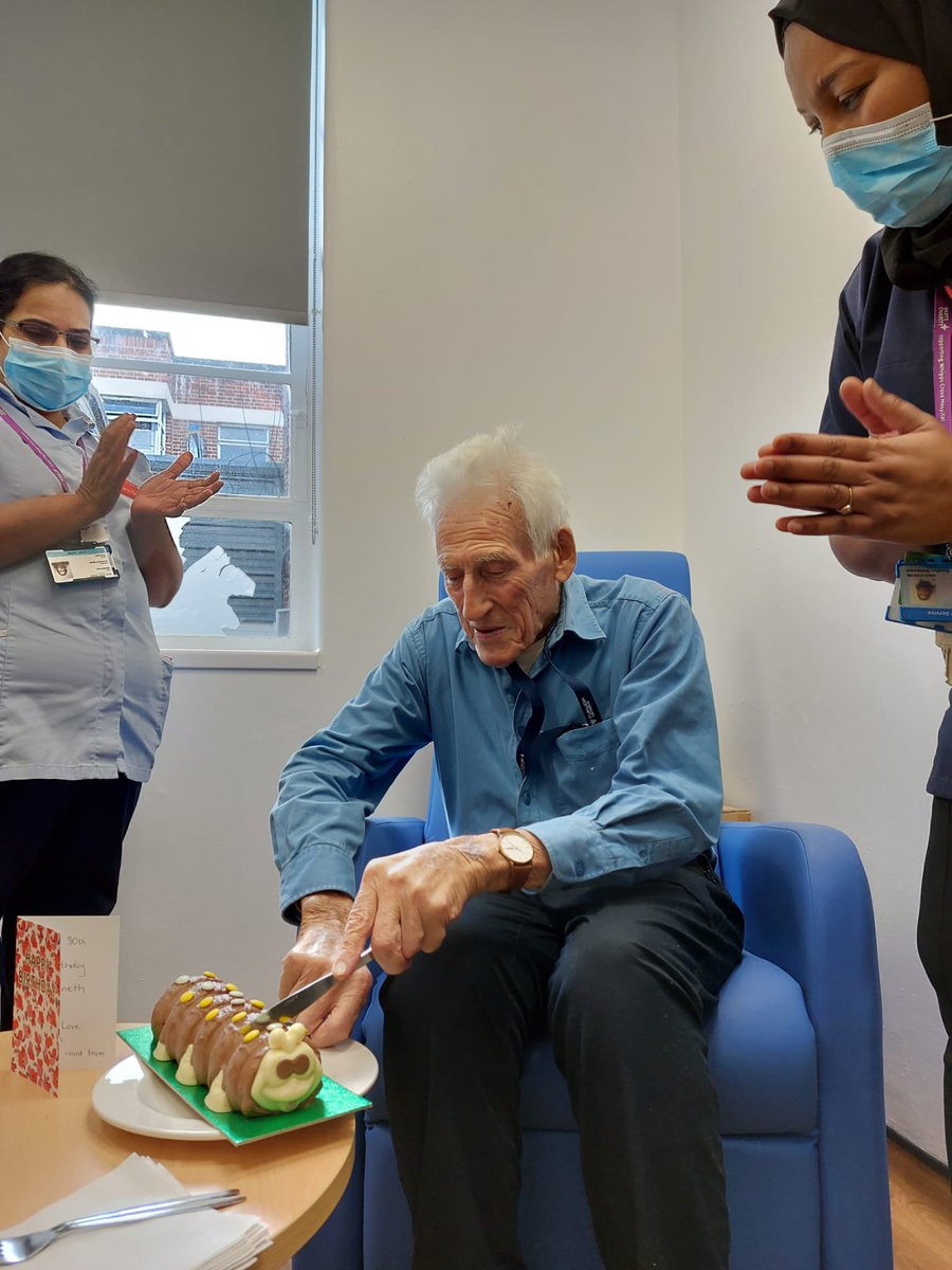 Elizabeth_WXH's tweet photo. @Elizabeth_WXH team decided to surprise their patient with a cake today as he turns 90 years old! 🎉🎂🥳 
Photo taken and posted with consent. @mohamed_kauthar @YousuffShafy @mcspud_pitt @ElliottsThe https://t.co/zBuOWfhh2K