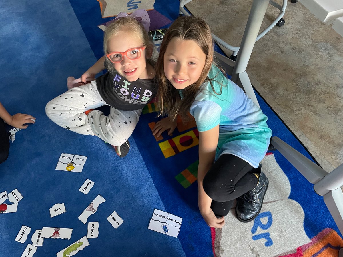 MissBauer9's tweet photo. Cognate practice with puzzles! #Mineolaproud https://t.co/RofiSWmlN4
