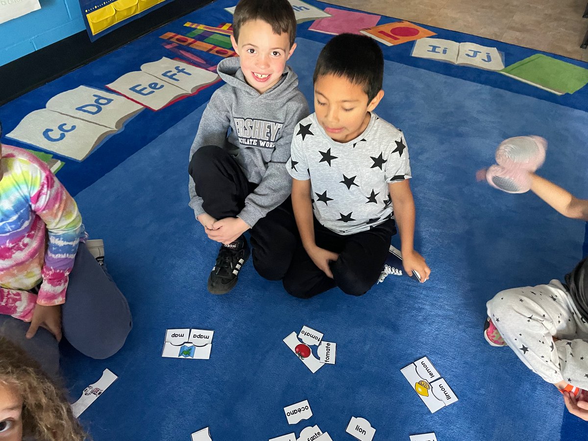 MissBauer9's tweet photo. Cognate practice with puzzles! #Mineolaproud https://t.co/RofiSWmlN4