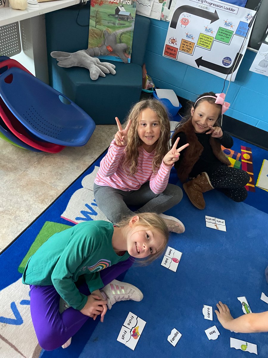 MissBauer9's tweet photo. Cognate practice with puzzles! #Mineolaproud https://t.co/RofiSWmlN4