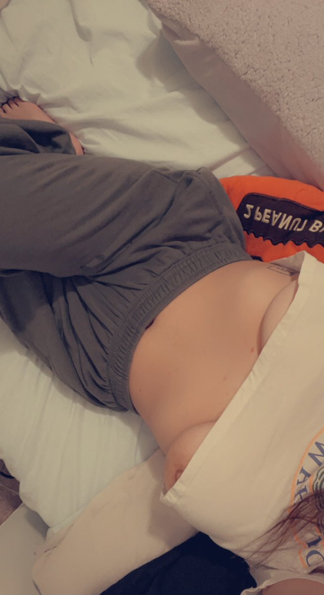 samhennn's tweet photo. Cum get cozy with me ddy https://t.co/MKXIkebODL