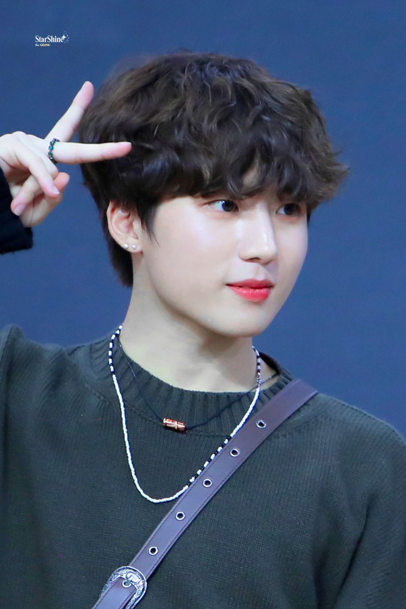Starshine_GNU's tweet photo. 211117 팬사인회 
✌️✌️

#GEONU #건우 #JUSTB #저스트비
@geonu___ @JUSTB_twt https://t.co/HTskObVpIk