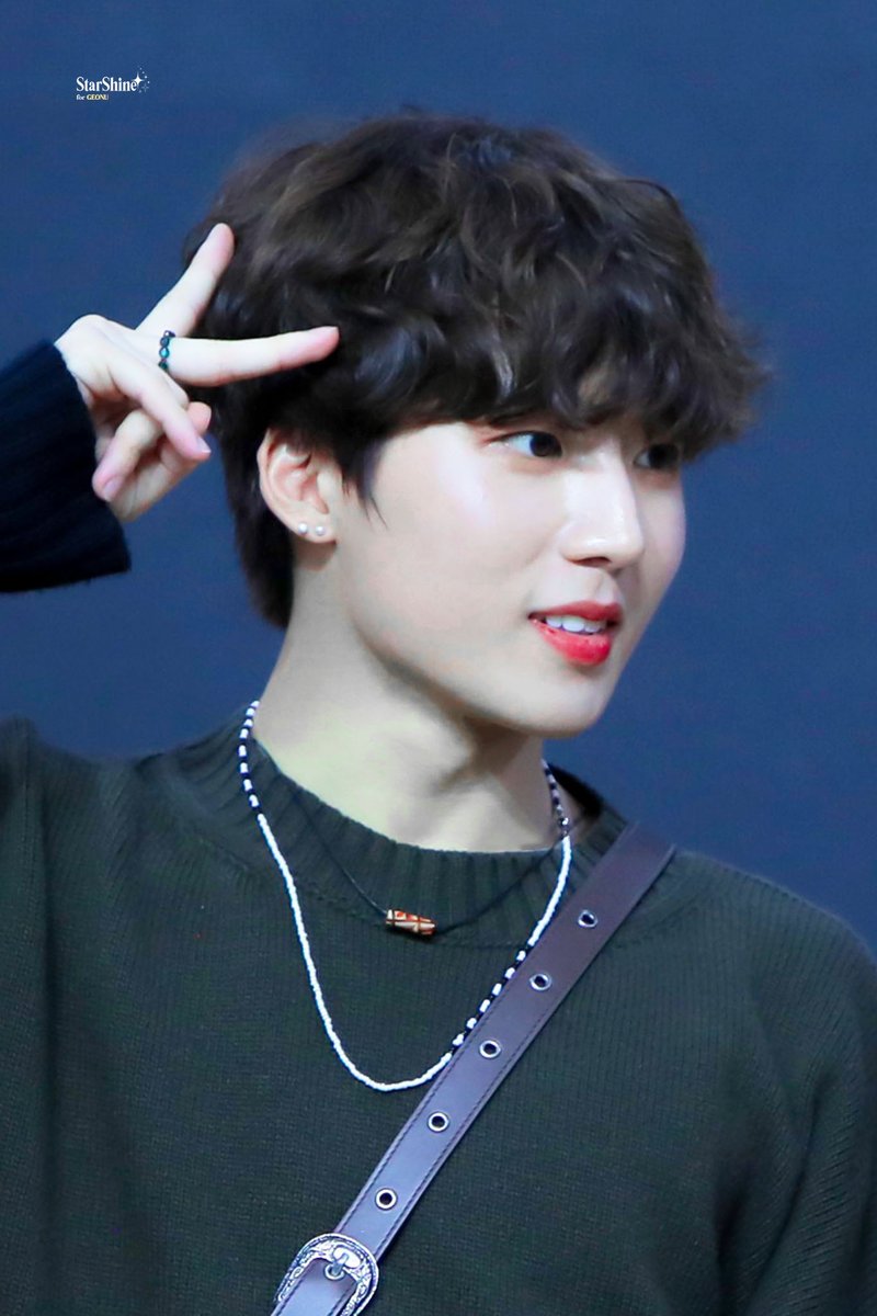 Starshine_GNU's tweet photo. 211117 팬사인회 
✌️✌️

#GEONU #건우 #JUSTB #저스트비
@geonu___ @JUSTB_twt https://t.co/HTskObVpIk