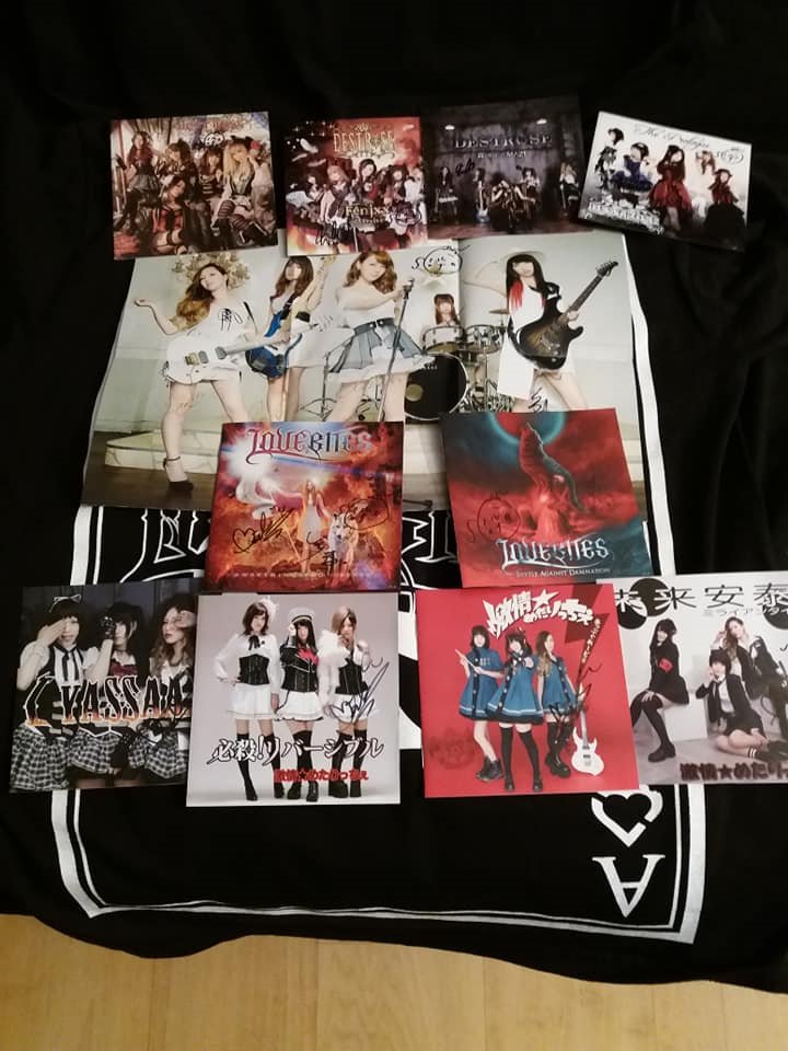 LionelDevillers's tweet photo. #LOVEBITES Europe tour 2018 Paris & London! Paris merchandising 🥰🤘✨🌬❤️🔥💓#DUKETV plus signing session after the concert #Destrose Gekijo☆METALicche https://t.co/tshf1TXZz1