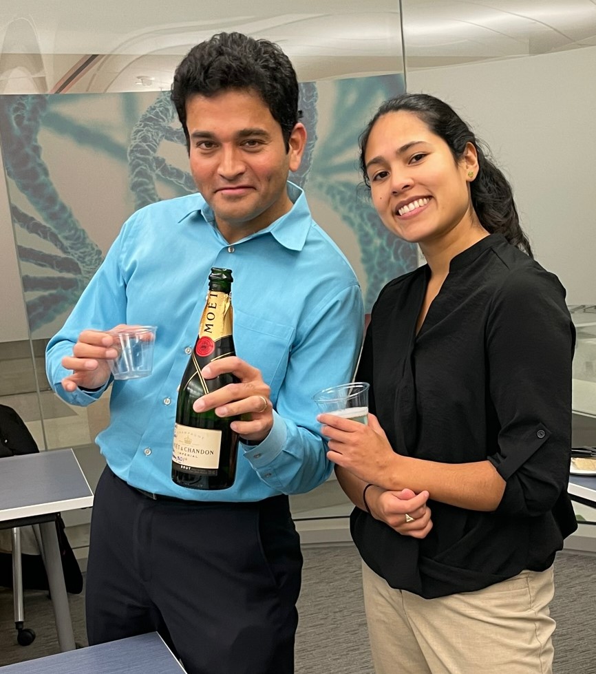A round of applause for our #GWIBSFamily #PhD graduate Debbie Ledezma who defended her dissertation in the Fernandes lab on photothermal tumor therapy! We are thankful every day for all her contributions representing our program and @gwsobs over the years. #DissertationProps 🎓🎊