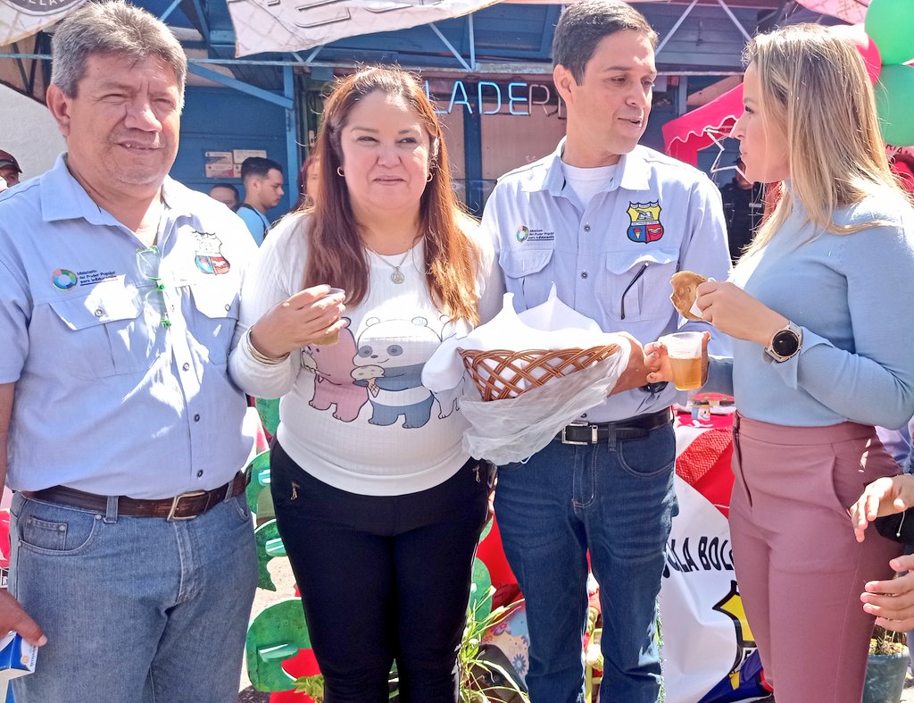 #22Noviembre Compartimos con la Primera Dama de nuestro estado <a href="/KaremDeBernal/">Karem Durán de Bernal</a> y la jefa de @ZonaEducTachira <a href="/Berzabethg1/">Berzabethgandicaoficial</a> quienes degustaron unas deliciosas arepitas andinas que hicieron las  cocineras de la #Patria de <a href="/EBVIRGILIOPINZO/">EB VIRGILIO PINZON</a> Gracias por tanto cariño 🙏🏻