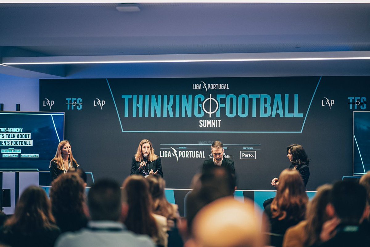 𝐑𝐚𝐪𝐮𝐞𝐥 𝐒𝐚𝐦𝐩𝐚𝐢𝐨 defendeu, na @TF_Summit, que a profissionalização do futebol feminino em Portugal, tem que ser o 𝐩𝐫𝐞𝐬𝐞𝐧𝐭𝐞 e não o futuro.👌

#thinkingfootballsummit #ligaportugal #teammatefootball