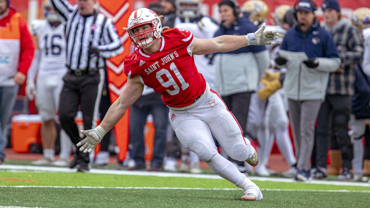 Congratulations to @SJUFootball senior defensive lineman Michael Wozniak, who was named one of the 15 semifinalists for the 2022 Gagliardi Trophy today! RELEASE: gojohnnies.com/news/2022/11/2… #GoJohnnies #d3fb