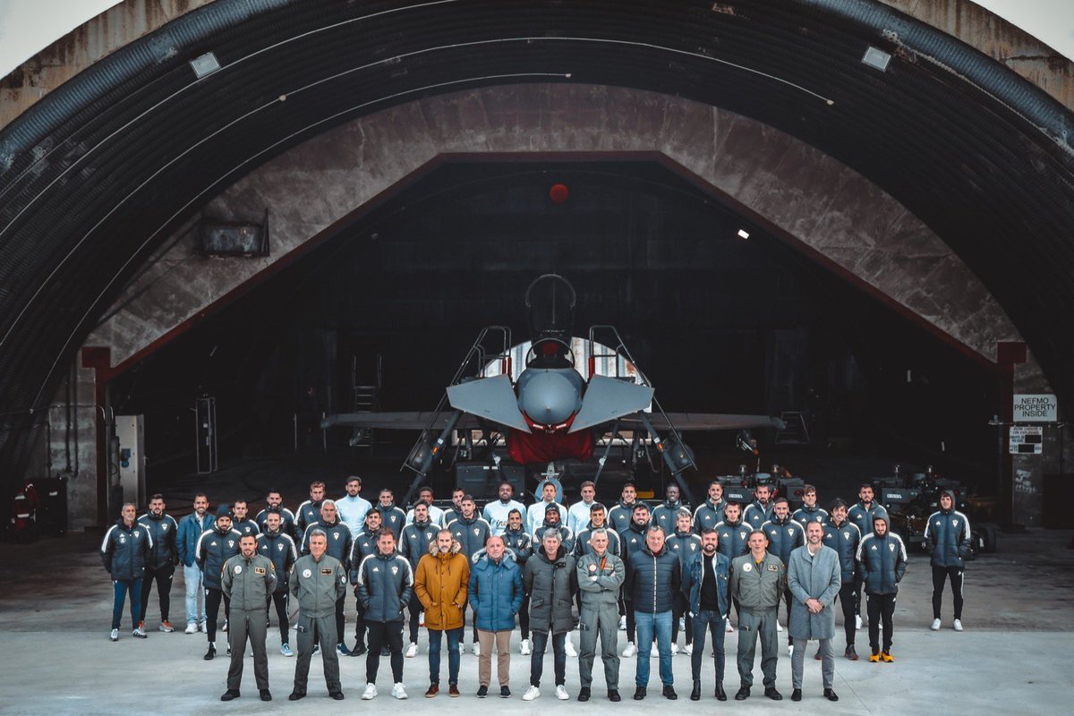 AlbaceteBPSAD's tweet photo. 📸 | La imagen de un día distinto ✈️ 

Agradecer a la Base Aérea de Albacete, Ala 14 y TLP que nos abriesen sus puertas y nos mostrasen sus secretos. 

¡Volamos juntos! https://t.co/BNzFpDlJi8