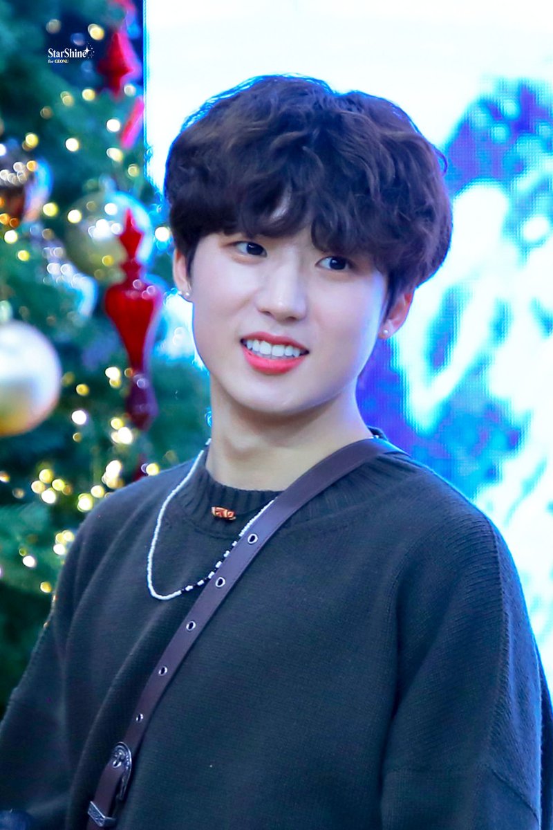 Starshine_GNU's tweet photo. 211117 팬사인회 
☺️✨

#GEONU #건우 #JUSTB #저스트비
@geonu___ @JUSTB_twt https://t.co/n1ongS9qkZ