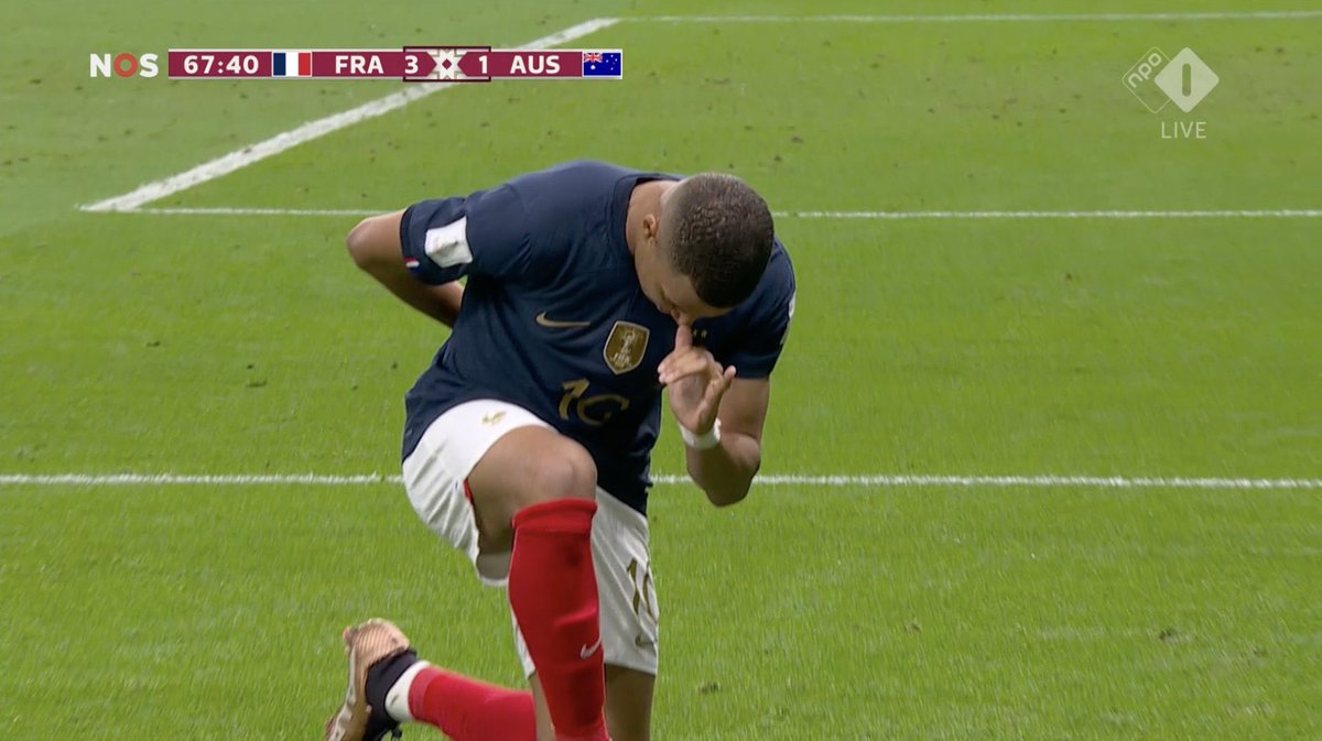 _BeFootball's tweet photo. La célébration de Kylian Mbappé 🇫🇷🇫🇷 https://t.co/Fae4odvmF4