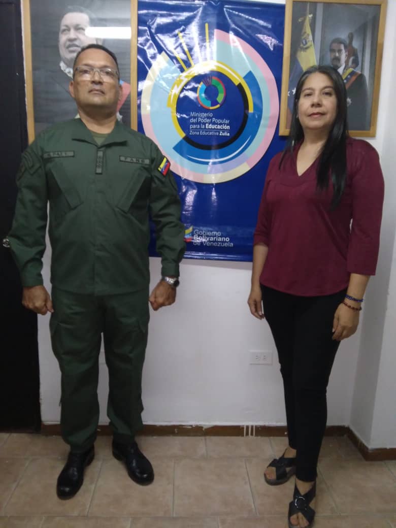 CDCEZULIA's tweet photo. ¡Compromiso Soberano! 

Hoy #22Nov, la Lcda. Penélope González, Directora de @zonaeduzulia, firmó el Acta de Instalación del Comité Permanente de Formación para la Soberanía Nacional, en visita del Coronel Hugo Paz, Coordinador Estatal del referido Comité, al piso 9 de ZEZ. https://t.co/YRGLJzvTBy
