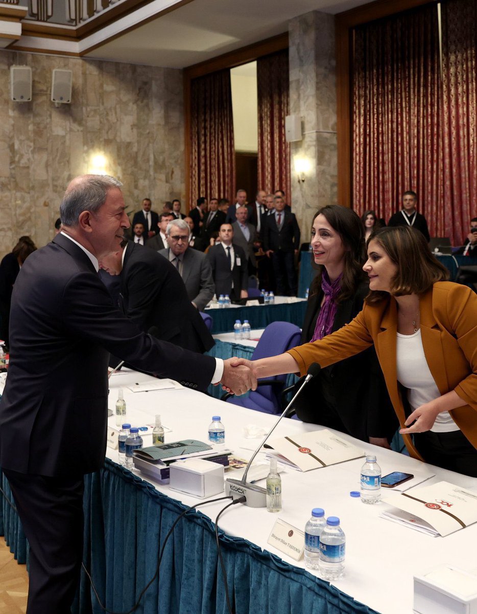 HaberReport's tweet photo. Milli Savunma Bakanı Hulusi Akar, HDP’li vekillerle tokalaştı. https://t.co/JYoYoN1ie4