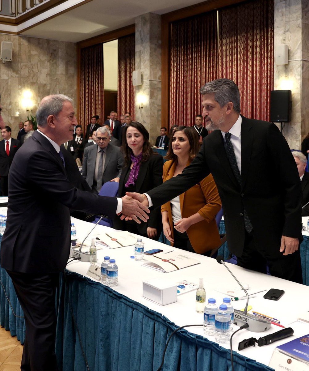 HaberReport's tweet photo. Milli Savunma Bakanı Hulusi Akar, HDP’li vekillerle tokalaştı. https://t.co/JYoYoN1ie4