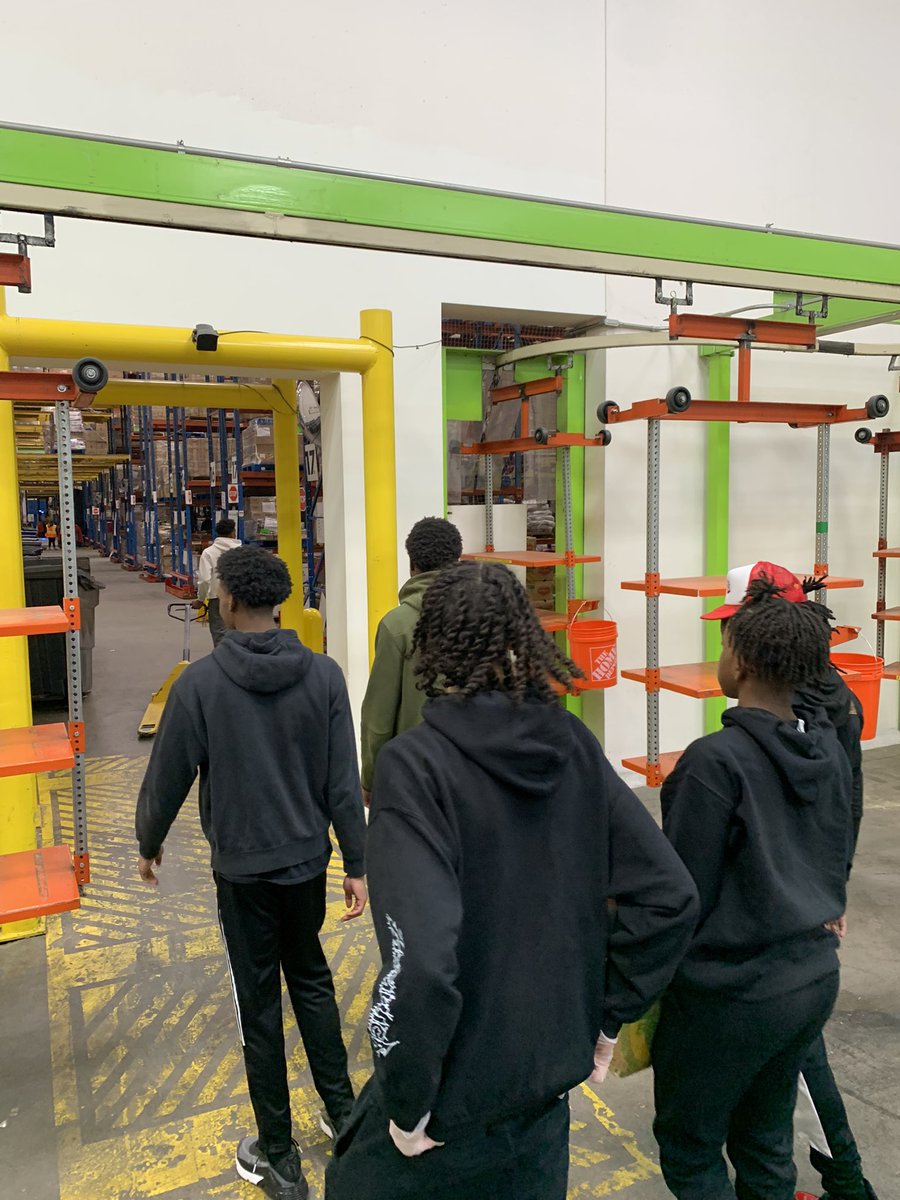 SummerCreekBas1's tweet photo. Summer Creek Boys Basketball giving back by volunteering at the Houston Food Bank🏀 https://t.co/FcyrGtLJth
