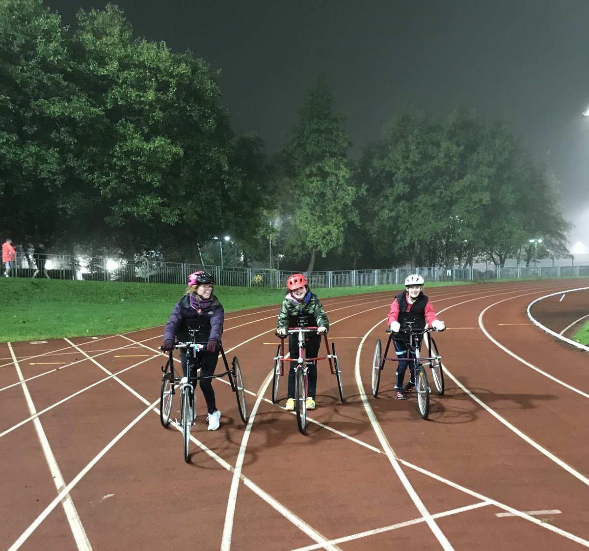 johnvowens's tweet photo. Week 3 of @RedStarAC Winter Training Block done. Our #Framerunners smashing the session despite the freezing fog tonight at #Crownpoint. https://t.co/OzOnU6BhlM