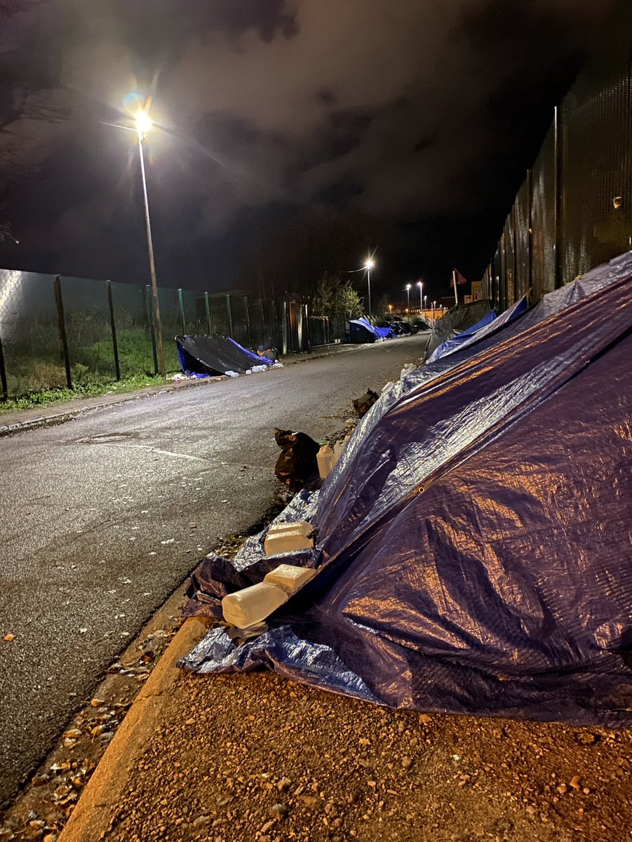 Sieht nicht nach Schlafstelle aus, aber unter den Folien liegen wirklich Menschen.Aus #Afghanistan #Indien,die nach #UK wollen.Die Nächte in #Calais sind kalt,feucht und gefährlich für ca 1000 Menschen. 
#Frankreich will sie los werden,#UK will sie nicht haben. Europas Nirgendwo