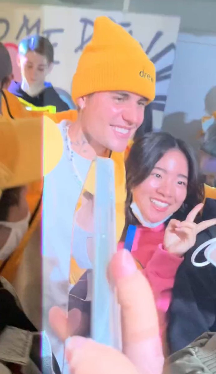 jbtraacker's tweet photo. Justin Bieber and fans at the Drew House Pop Up store in Tokyo,Japan (November 19) https://t.co/MvFKfrJGK6