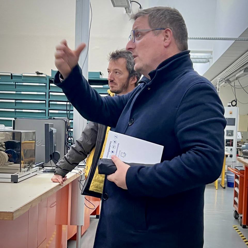 YannickBrohard's tweet photo. J’étais aujourd’hui en visite à #Amiens avec les @EcologistesHDF. Au lycée Branly d’abord pour parler sobriété et défi énergétiques, et dans les installations de #Windlab ensuite, formidable outil de formation aux métiers de la maintenance des #éoliennes. L’avenir est là. 🌬 https://t.co/JEtoc1uzAF