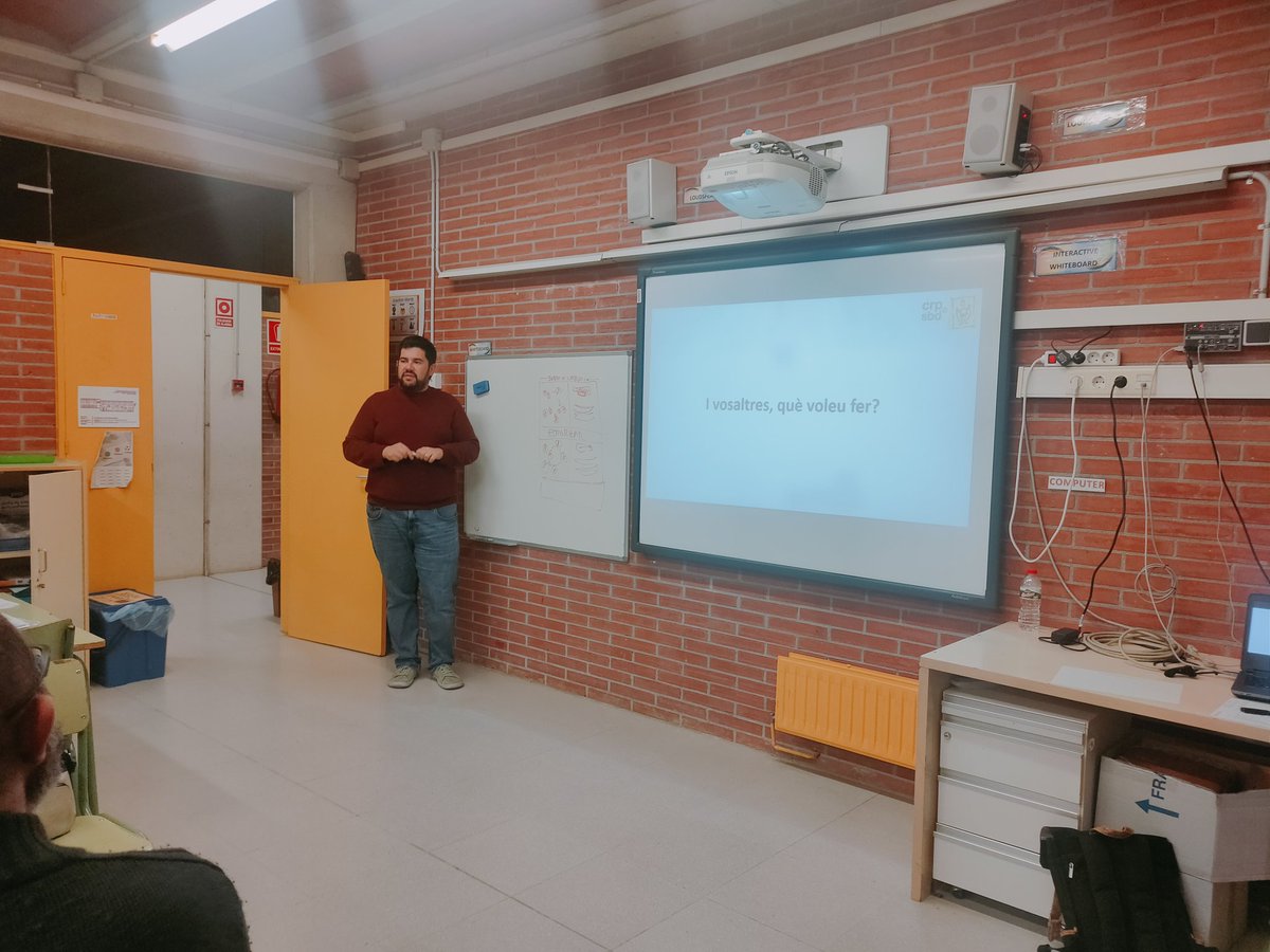 eliatenag's tweet photo. Després de 3 anys perseguint-me, per fi avui he pogut acompanyar al @felip_lorenzo en una de les seves formacions. Encantada de compartir amb mestres de primària la plantilla PaPER i utilitzar-ne una adaptació com a bastida per pensar indagacions a l'aula. Gràcies @felip_lorenzo https://t.co/0V12hEngCW