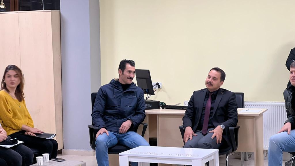 muradiyegovtr's tweet photo. Muradiye Müzik Korosu Çalışmalarına Başladı 🎼🎸🎹

İlçemizde görev yapan kamu personellerinden kurulan Türk Halk Müziği Korosu çalışmalarına başladı. 

Kaymakam/Bediye Başkanı V. Sn. @KaymakamAydogan , koro çalışmalarına katılarak başarı dileklerinde bulundu.

@tcvanvaliligi https://t.co/0WrhWPGcV3