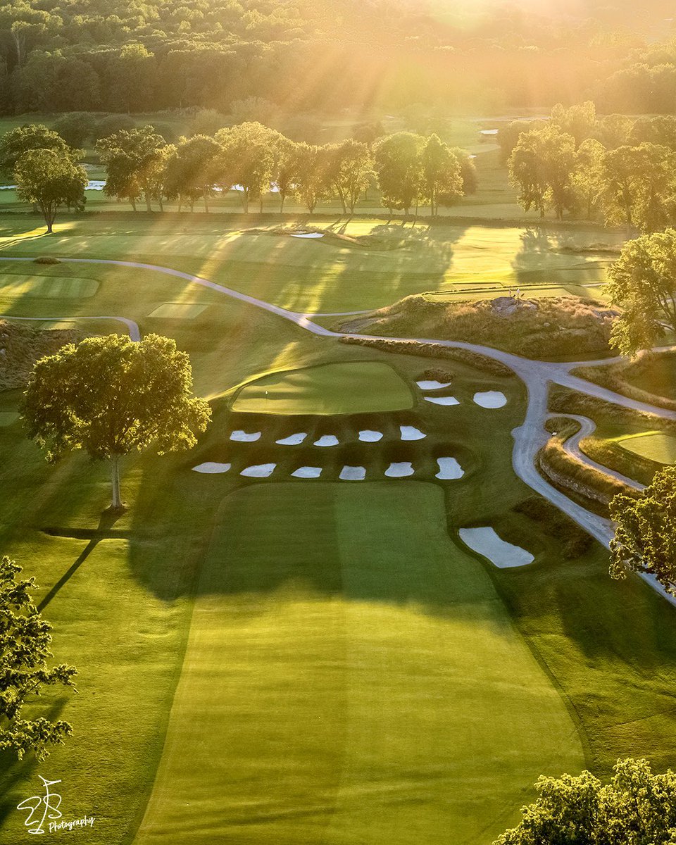 Evan_Schiller's tweet photo. Last rays of sun on the 4th hole of The Apawamis Club..AKA “Eleanor’s Teeth”  #golfcoursephotos #golfphotography https://t.co/8F7CTq51x0