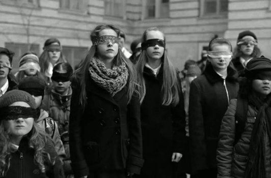 FrameCinema's tweet image. FrameCinema: recordamos el videoclip “College Boy”, un trabajo realizado por el popular cineasta canadiense Xavier Dolan para la banda francesa de pop/rock y new wave Indochine, que supone un retrato sobre el bullying , en LOS QUE NO QUIEREN VER: framecinema.blogspot.com/2017/02/los-qu…