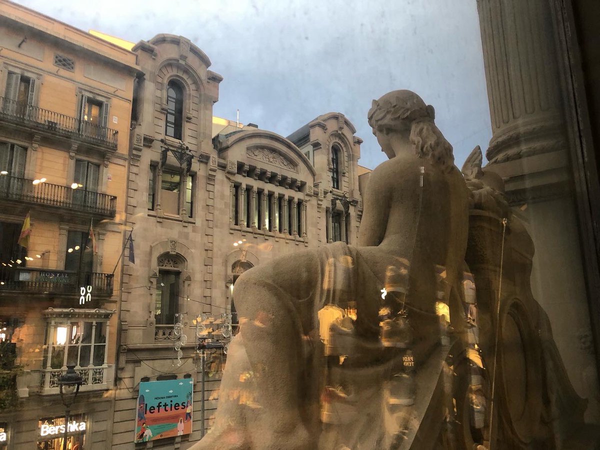 Criticartt's tweet photo. Aquesta parella, la Indústria i el Comerç, fa gairebé 100 anys q veuen passar i el que passa per davant seu… al portal de l’Àngel de Barcelona. Quants haureu passat per davant i no els heu no vist?😜 #CanJorba #escultura #noucentisme #Barcelona #arquitecturacatalana @BCNHermes https://t.co/97kGDYVRSF