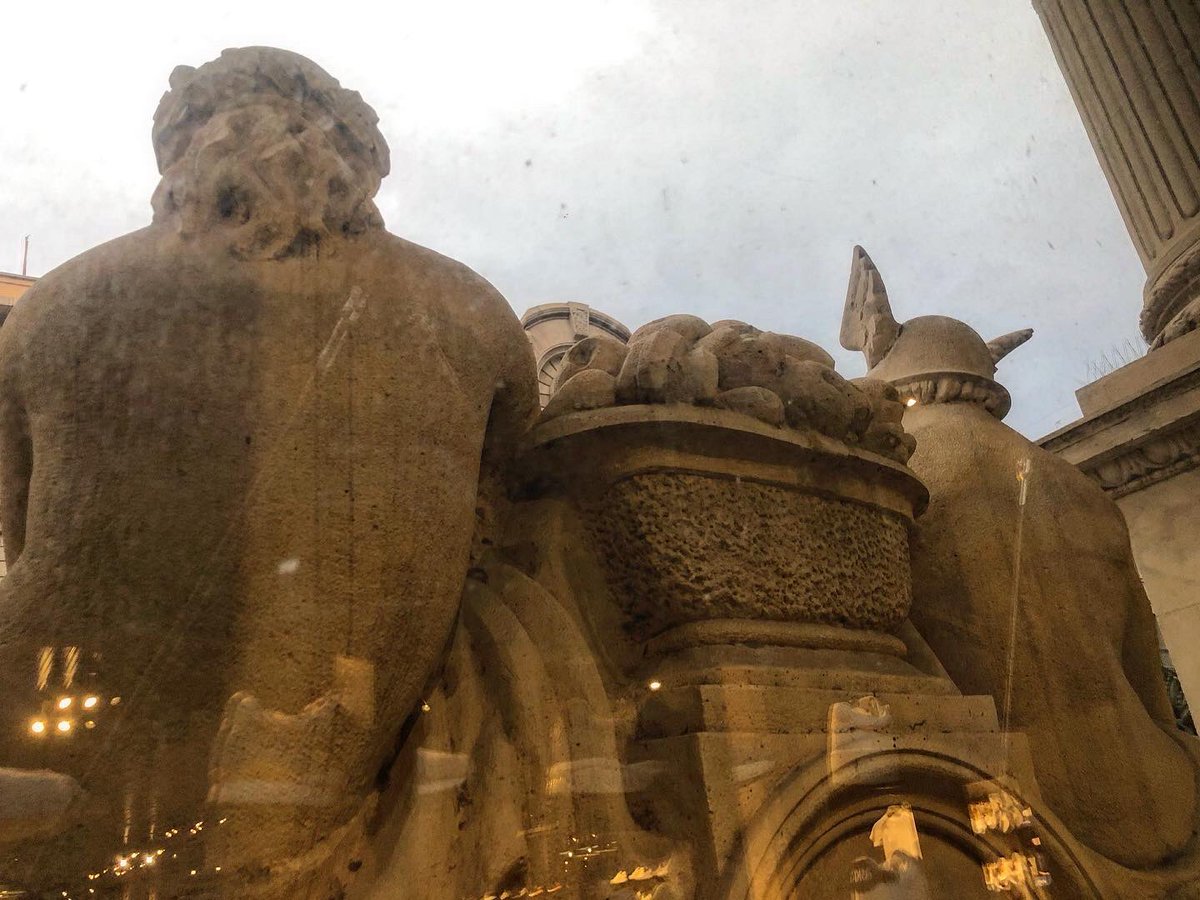 Criticartt's tweet photo. Aquesta parella, la Indústria i el Comerç, fa gairebé 100 anys q veuen passar i el que passa per davant seu… al portal de l’Àngel de Barcelona. Quants haureu passat per davant i no els heu no vist?😜 #CanJorba #escultura #noucentisme #Barcelona #arquitecturacatalana @BCNHermes https://t.co/97kGDYVRSF