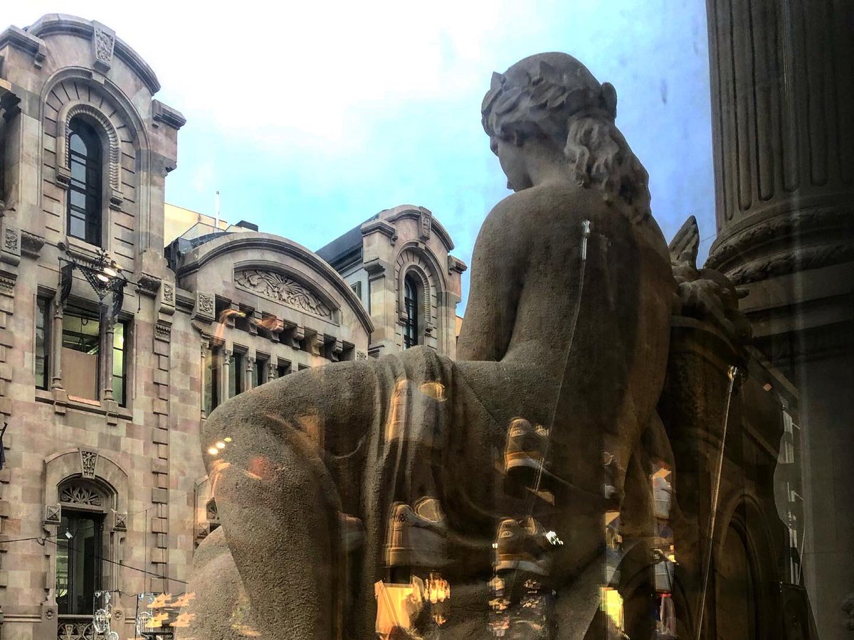 Criticartt's tweet photo. Aquesta parella, la Indústria i el Comerç, fa gairebé 100 anys q veuen passar i el que passa per davant seu… al portal de l’Àngel de Barcelona. Quants haureu passat per davant i no els heu no vist?😜 #CanJorba #escultura #noucentisme #Barcelona #arquitecturacatalana @BCNHermes https://t.co/97kGDYVRSF