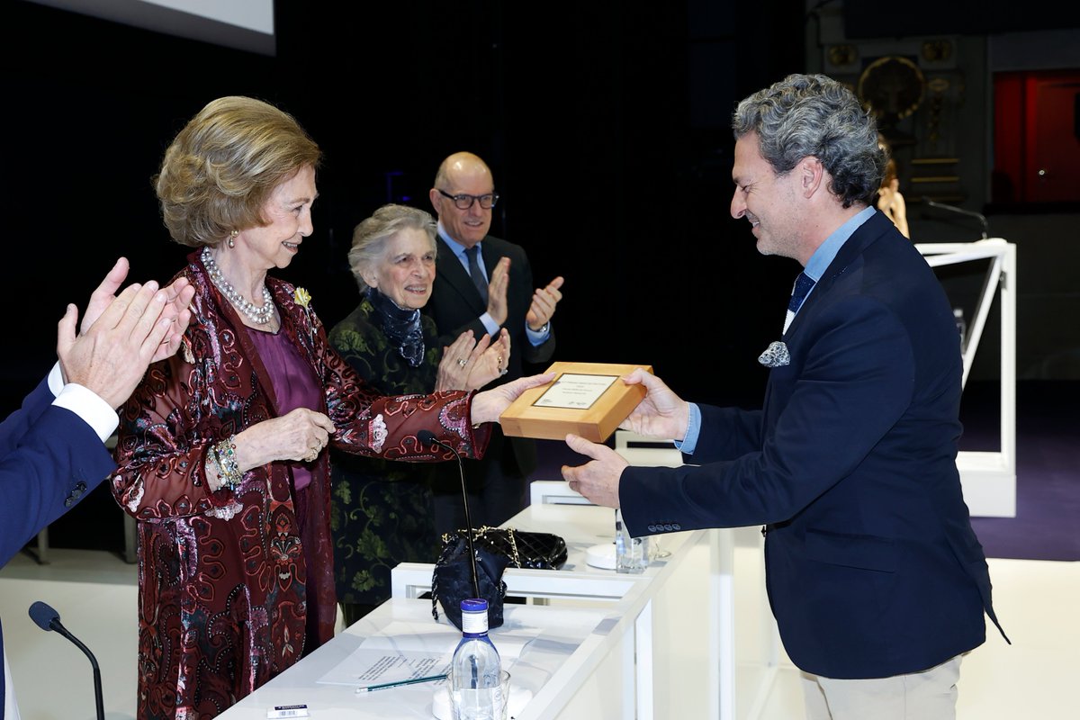 La Reina Sofía ha entregado el #PremioBMWdePintura a los ganadores de la 37ª edición en las categorías: 🔹Premio BMW al Talento Joven 🔹Beca Mario Antolín de Ayuda a la Investigación Pictórica 🔹Premio BMW Digital 🔹Premio BMW de Pintura ➡️casareal.es/ES/Actividades…