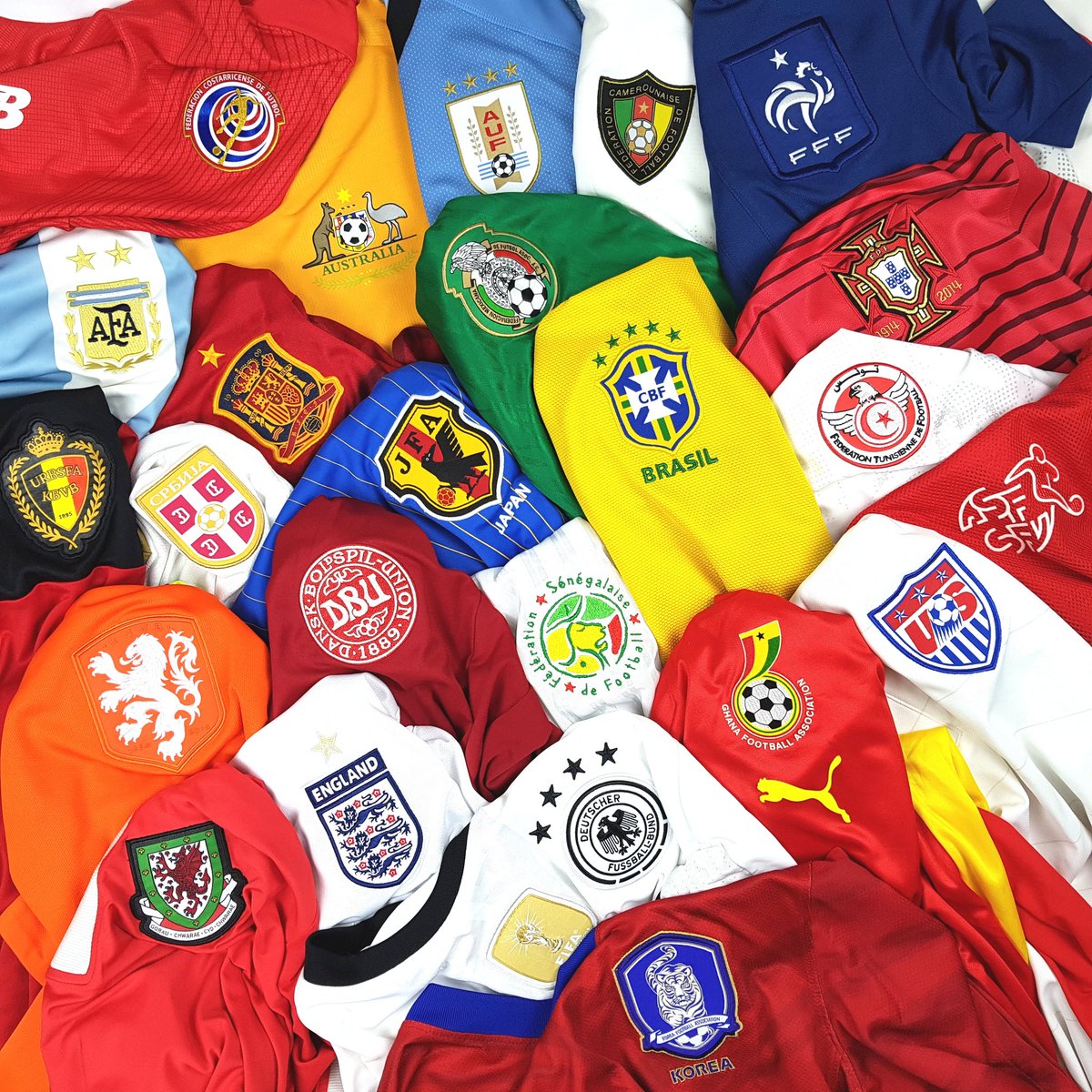 futclassicsbr's tweet photo. O que vocês estão achando da #CopaDoMundoFIFA? 

Temos algumas camisas de seleções que estão participando do torneio. Confira os modelos no nosso site.
 
⬇️
https://t.co/s0FEvjJI6Z https://t.co/WKSA1k9wx2