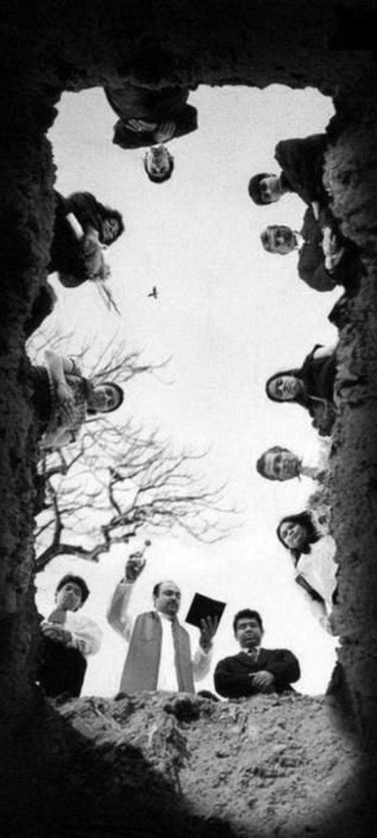 Aquí es el único lugar donde para las personas eres buena gente, pero en vida te critican , te humillan y te hacen la vida imposible pero el día de tu velorio hasta llorarán.
Remordimiento o arrepentido ?
Juzgue ud.