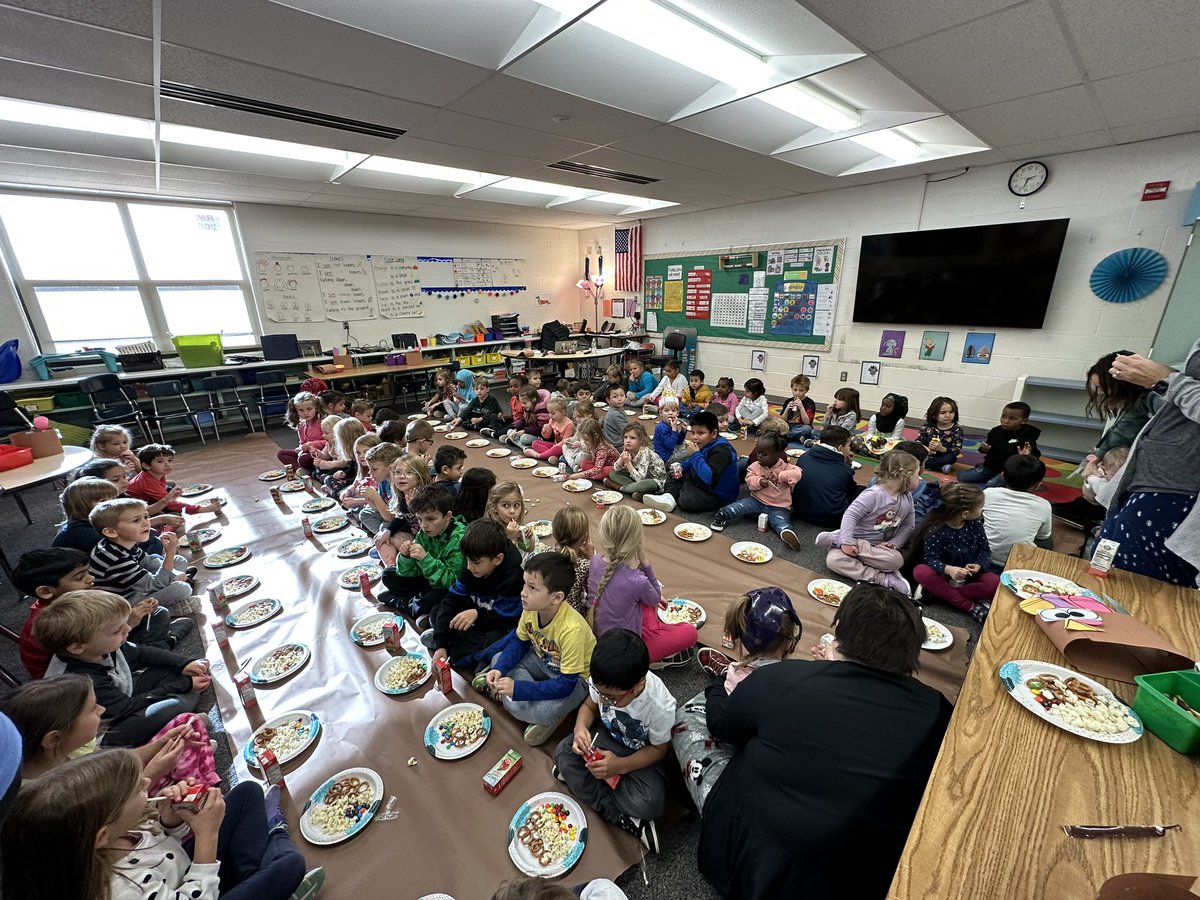MissWeadock's tweet photo. We had ourselves a Charlie Brown Thanksgiving Feast 🍽️🦃🍁 Happy Thanksgiving to all! #adcc https://t.co/qW9jhUHvG0