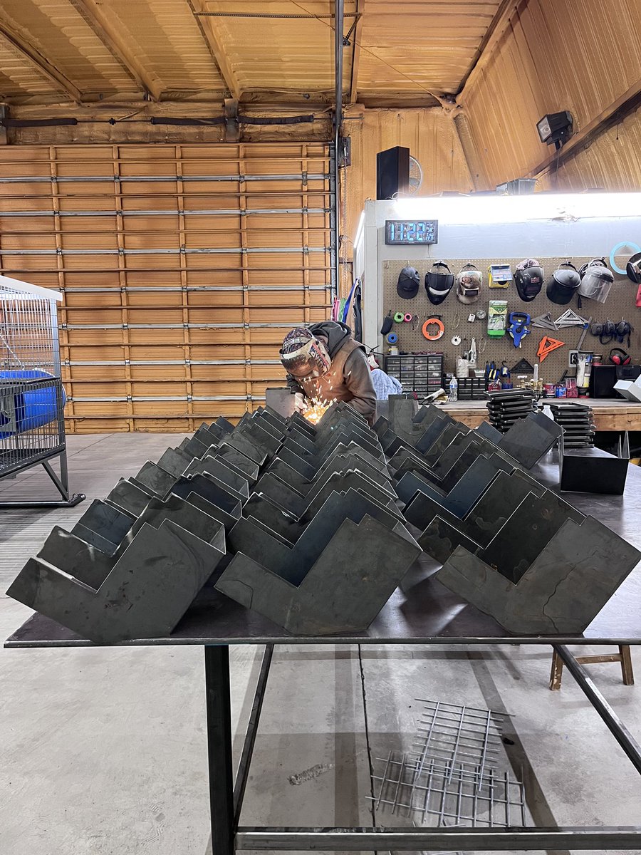 therealEEfab's tweet photo. Double E Easy Feeders holds 10LBS!

#gundogs #workingdogs #stockdogs #hounds #malinois #bordercollies #mcnabs #catahoula #elevatedkennels #customkennels #doghouse  #dogpen #kennel #madeinamerica #smallbusiness #welding #whelpingkennels #outdoorkennels  #thepridedogfood #dogfood https://t.co/YebhihBF8X