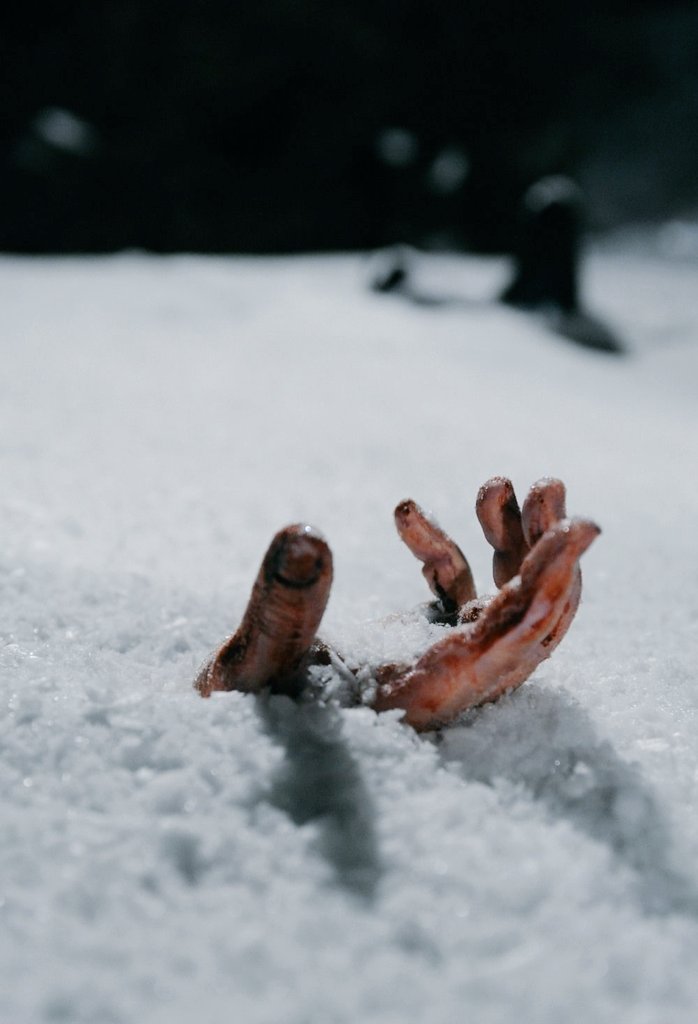 Ти̴к̵ тик̵ тик... пőд̸ сн̵егом̵ тик̸̚͝а̵ют
 ч̴асы.̵̓ Он̴̽и̴ ж̸и̵в̴ые,̸ н̵о их хоз̴я̵̀ин̵ уж̴е ѵ̸ыꓕɔǿ̸͖͓́̚.̸