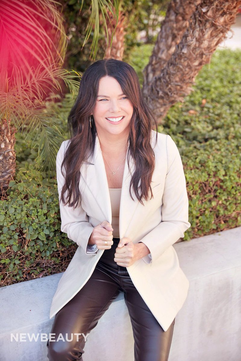 Ninaweemster's tweet photo. Excuse me, did @thelaurengraham  went back in time? This woman is gorgeous 🔥 I mean she was always so pretty but I'm obsessed with these pictures https://t.co/2KIKENOIjp