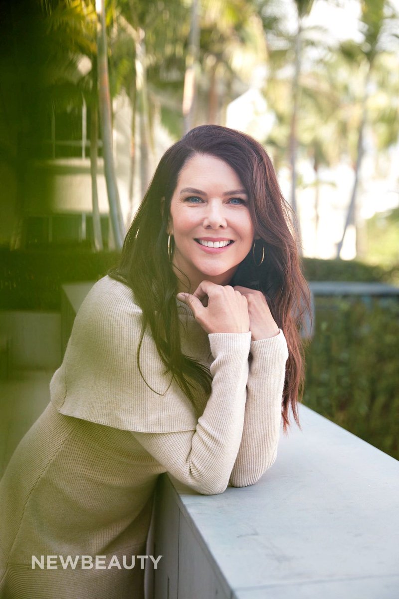 Ninaweemster's tweet photo. Excuse me, did @thelaurengraham  went back in time? This woman is gorgeous 🔥 I mean she was always so pretty but I'm obsessed with these pictures https://t.co/2KIKENOIjp